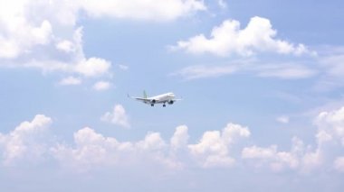 Ho Chi Minh City, Vietnam-1 Haziran, 2019: bulutlar gökyüzü ile uçan Bamboo Airways Uçak Airbus A321 NEO tan Son Nhat Uluslararası Havaalanı 'nda iniş hazırlamak, Ho Chi Minh City, Vietnam