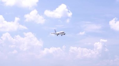 Ho Chi Minh City, Vietnam-1 Haziran, 2019: uçan Çin Southern Airlines bulutları gökyüzü ile uçmak tan Son Nhat Uluslararası Havaalanı 'nda iniş hazırlamak, Ho Chi Minh City, Vietnam