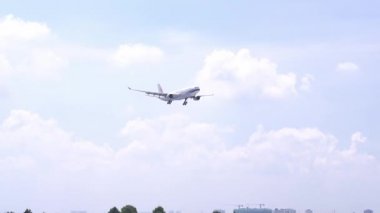 Ho Chi Minh City, Vietnam-1 Haziran, 2019: uçan Çin Havayolları bulutları gökyüzü ile uçmak tan Son Nhat Uluslararası Havaalanı 'nda iniş hazırlamak, Ho Chi Minh City, Vietnam