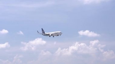 Ho Chi Minh City, Vietnam-1 Haziran, 2019: Mandarin havayolları uçak bulutlar gökyüzü ile uçan tan Son Nhat Uluslararası Havaalanı, Ho Chi Minh City, Vietnam iniş hazırlamak