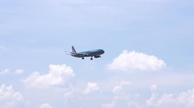 Ho Chi Minh City, Vietnam-1 Haziran, 2019: uçak Vietnam havayolları bulutlar gökyüzü ile uçan tan Son Nhat Uluslararası Havaalanı, Ho Chi Minh City, Vietnam iniş hazırlamak