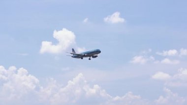 Ho Chi Minh City, Vietnam-1 Haziran, 2019: uçak Vietnam havayolları bulutlar gökyüzü ile uçan tan Son Nhat Uluslararası Havaalanı, Ho Chi Minh City, Vietnam iniş hazırlamak