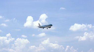 Ho Chi Minh City, Vietnam-1 Haziran, 2019: uçak Vietnam havayolları bulutlar gökyüzü ile uçan tan Son Nhat Uluslararası Havaalanı, Ho Chi Minh City, Vietnam iniş hazırlamak