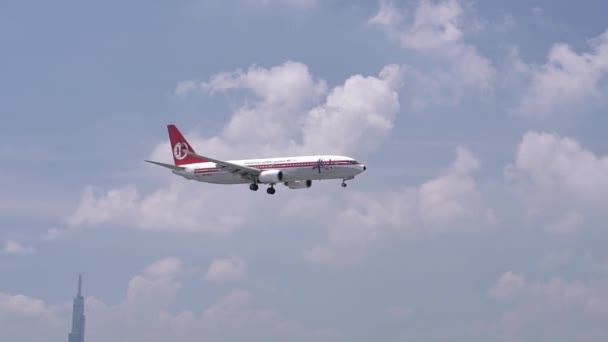 越南胡志明市 2019年6月1日 马来西亚航空公司的波音737飞机飞过云层 准备在胡志明市坦桑Nhat国际机场降落 — 图库视频影像