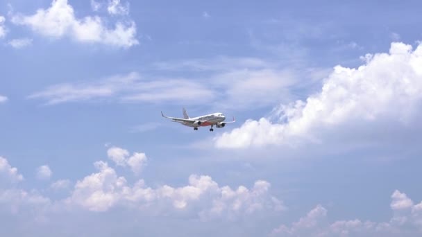 越南胡志明市 2019年6月1日 捷星太平洋航空公司的飞机在云层中飞行 准备在胡志明市坦森Nhat国际机场降落 — 图库视频影像