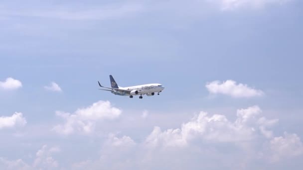 ホーチミン市 ベトナム 2019年6月1日 雲空を飛ぶマンダリン航空の飛行機は ベトナムのホーチミン市のタンソンニャット国際空港に着陸する準備をします — ストック動画