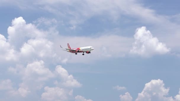 ホーチミン市 ベトナム 2019年6月1日 雲空を飛ぶベトジェット航空の飛行機は タンソンニャット国際空港 ホーチミン市 ベトナムに着陸する準備をします — ストック動画