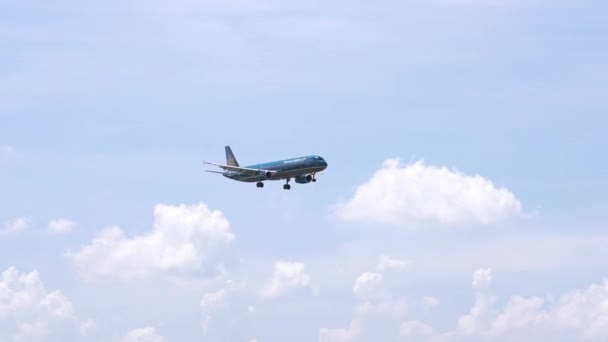 ホーチミン市 ベトナム 2019年6月1日 雲空を飛ぶベトナム航空の飛行機は タンソンニャット国際空港 ホーチミン市 ベトナムに着陸する準備をします — ストック動画