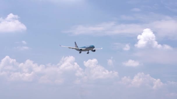 越南胡志明市 2019年6月1日 越南航空公司的飞机在云层中飞行 准备在胡志明市坦森Nhat国际机场降落 — 图库视频影像