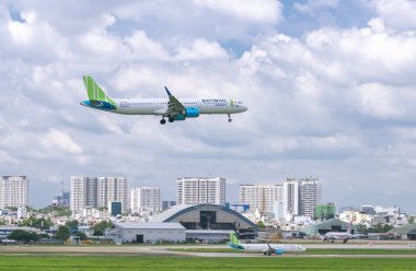 Ho Chi Minh City, Vietnam-1 Haziran, 2019: bulutlar gökyüzü ile uçan Bamboo Airways Uçak Airbus A321 NEO tan Son Nhat Uluslararası Havaalanı 'nda iniş hazırlamak, Ho Chi Minh City, Vietnam