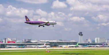 Ho Chi Minh City, Vietnam - 1 Haziran 2019: Kentsel alanların üzerinde uçan Kamboçya Angkor Air Uçağı Tan Son Nhat Uluslararası Havaalanı'na iniş hazırlayın, Ho Chi Minh City, Vietnam