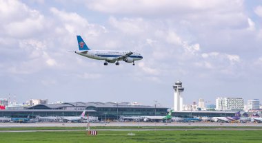 Ho Chi Minh City, Vietnam - 1 Haziran 2019: China Southern Airlines'ın şehir içi uçan Airbus A320 uçağı Tan Son Nhat Uluslararası Havaalanı, Ho Chi Minh City, Vietnam'a iniş hazırlayın