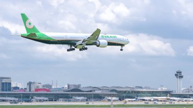 Ho Chi Minh City, Vietnam - 8 Haziran 2019: Eva Air'den Boeing 777 uçağı kentsel alanlarda uçuyor ve Tan Son Nhat Uluslararası Havaalanı'na inmeye hazırlanıyorlar, Ho Chi Minh City, Vietnam