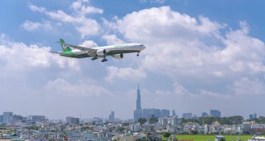 Ho Chi Minh City, Vietnam - 8 Haziran 2019: Eva Air'den Boeing 777 uçağı kentsel alanlarda uçuyor ve Tan Son Nhat Uluslararası Havaalanı'na inmeye hazırlanıyorlar, Ho Chi Minh City, Vietnam