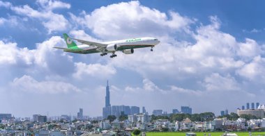 Ho Chi Minh City, Vietnam - 8 Haziran 2019: Eva Air'den Boeing 777 uçağı kentsel alanlarda uçuyor ve Tan Son Nhat Uluslararası Havaalanı'na inmeye hazırlanıyorlar, Ho Chi Minh City, Vietnam