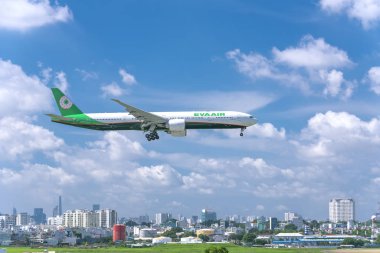 Ho Chi Minh City, Vietnam - 8 Haziran 2019: Eva Air'den Boeing 777 uçağı kentsel alanlarda uçuyor ve Tan Son Nhat Uluslararası Havaalanı'na inmeye hazırlanıyorlar, Ho Chi Minh City, Vietnam