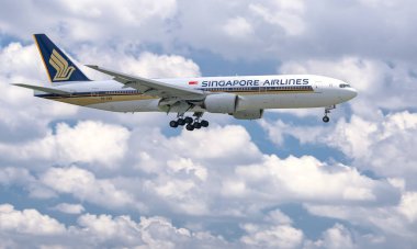 Ho Chi Minh City, Vietnam - 8 Haziran 2019: Bulutların arasından uçan Singapur Havayolları'na ait Boeing 777 uçağı Tan Son Nhat Uluslararası Havaalanı'na inmeye hazırlanıyor, Ho Chi Minh City, Vietnam