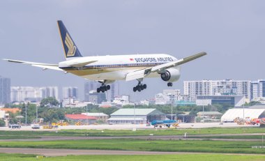 Ho Chi Minh City, Vietnam - 8 Haziran 2019: Bulutların arasından uçan Singapur Havayolları'na ait Boeing 777 uçağı Tan Son Nhat Uluslararası Havaalanı'na inmeye hazırlanıyor, Ho Chi Minh City, Vietnam