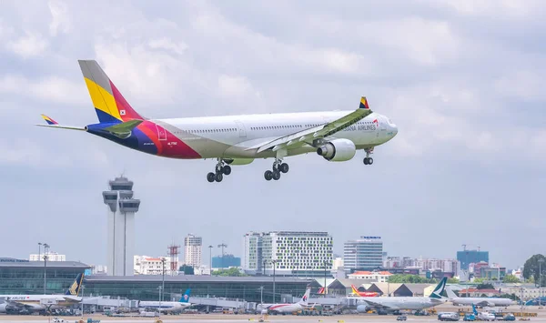 베트남 호치민시 2019년 아시아나항공의 여객기 에어버스 A330이 지역을 비행하며 베트남 — 스톡 사진