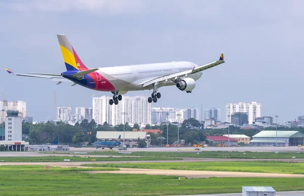 베트남 호치민시 2019년 아시아나항공의 여객기 에어버스 A330이 지역을 비행하며 베트남 — 스톡 사진