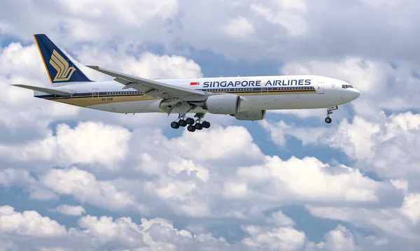 HOSHIMIN, В'єтнам - 8 червня 2019 року: Boeing 777 Сінгапурські авіакомпанії, що пролітають через хмари, готуються до посадки в міжнародній пісні аеропорту Nhat, Hoshimin, В'єтнам ліцензовані фотографії