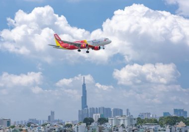 Ho Chi Minh City, Vietnam - 8 Haziran 2019: Vietjet Air'in şehir içi uçan yolcu uçağı Airbus A321, Tan Son Nhat Uluslararası Havaalanı,Ho Chi Minh City, Vietnam'a inmeye hazırlanıyor