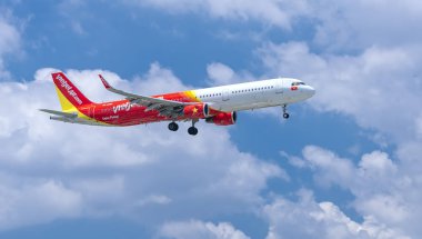 Ho Chi Minh City, Vietnam - 8 Haziran 2019: Vietjet Air'in şehir içi uçan yolcu uçağı Airbus A321, Tan Son Nhat Uluslararası Havaalanı,Ho Chi Minh City, Vietnam'a inmeye hazırlanıyor