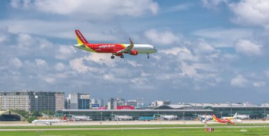 Ho Chi Minh City, Vietnam - 8 Haziran 2019: Vietjet Air'in şehir içi uçan yolcu uçağı Airbus A321, Tan Son Nhat Uluslararası Havaalanı,Ho Chi Minh City, Vietnam'a inmeye hazırlanıyor