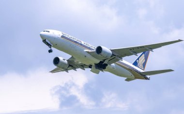 Ho Chi Minh City, Vietnam - 6 Haziran 2019: Bulutların arasından uçan Singapur Havayolları'na ait Boeing 777 yolcu uçağı Tan Son Nhat Uluslararası Havaalanı' ndan havalanıyor, Ho Chi Minh City, Vietnam
