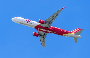 Ho Chi Minh City, Vietnam - 6 Haziran 2019: Vietjet Air'den yolcu uçağı Airbus A321 gökyüzünde uçan Tan Son Nhat Uluslararası Havaalanı, Ho Chi Minh City, Vietnam'dan havalanıyor