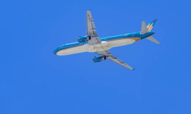 Ho Chi Minh City, Vietnam - 6 Haziran 2019: Yolcu uçağı Airbus A321 Vietnam havayolları ile gökyüzünde uçan Tan Son Nhat Uluslararası Havaalanı, Ho Chi Minh City, Vietnam kalkış
