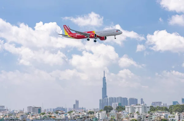 ホーチミン市 ベトナム 2019年6月8日 都市部上空を飛行するベトジェット航空の旅客機エアバスA321は ベトナムのホーチミン市のタンソンニャット国際空港に着陸する準備をします — ストック写真