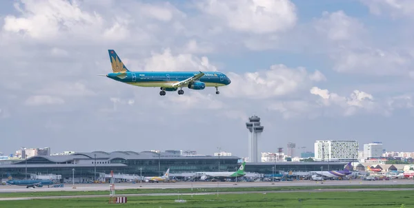 베트남 호치민시 2019년 베트남 항공의 여객기 에어버스 A321이 도시를 비행하는 — 스톡 사진