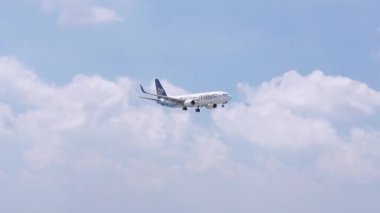 Ho Chi Minh City, Vietnam - 8 Haziran 2019: Bulutlar gökyüzünde uçan Mandarin Airlines uçağı Tan Son Nhat Uluslararası Havaalanı'na inmeye hazırlanıyor, Ho Chi Minh City, Vietnam