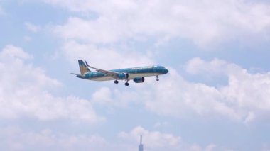 Ho Chi Minh City, Vietnam - 8 Haziran 2019: Vietnam Havayolları'na ait Airbus A321 bulutların arasından uçarken Tan Son Nhat Uluslararası Havaalanı'na inmeye hazırlanıyorlar, Ho Chi Minh City, Vietnam