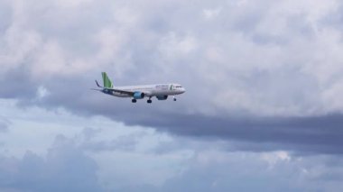 Ho Chi Minh City, Vietnam - 6 Haziran 2019: Bulutların arasından uçan Bamboo Airways'e ait Uçak Airbus A321, Tan Son Nhat Uluslararası Havaalanı'na inmeye hazırlanıyor, Ho Chi Minh City, Vietnam