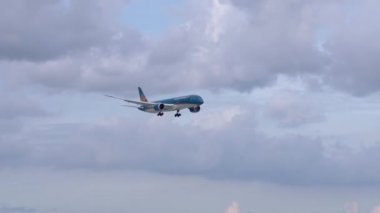 Ho Chi Minh City, Vietnam - 6 Haziran 2019: Yolcu uçağı Airbus A321 Vietnam havayolu nun gökyüzünde uçan Tan Son Nhat Uluslararası Havaalanı'na inmeye hazırlanıyor, Ho Chi Minh City, Vietnam