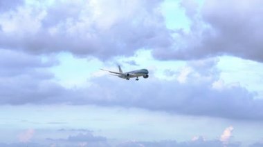 Ho Chi Minh City, Vietnam - 6 Haziran 2019: Yolcu uçağı Airbus A321 Vietnam havayolu nun gökyüzünde uçan Tan Son Nhat Uluslararası Havaalanı'na inmeye hazırlanıyor, Ho Chi Minh City, Vietnam