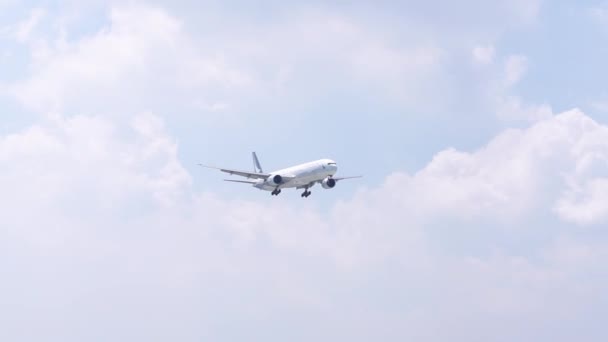 ホーチミン市 ベトナム 2019年6月8日 雲空を飛行するキャセイパシフィック航空のエアバスA350は ベトナムのホーチミン市のタンソンニャット国際空港に着陸する準備をします — ストック動画