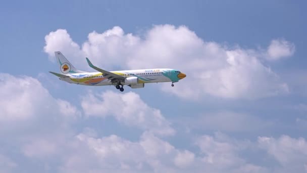 ホーチミン市 ベトナム 2019年6月8日 雲空を飛行するNok Airの飛行機ボーイング737は ベトナムのホーチミン市のタンソンニャット国際空港に着陸する準備をします — ストック動画