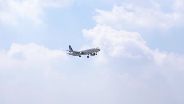 越南胡志明市 2019年6月8日 飞越云层天空的空中客车A321飞机准备在胡志明市坦森Nhat国际机场降落 — 图库视频影像