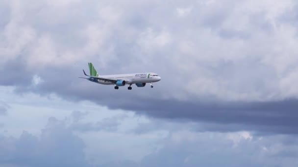 ホーチミン市 ベトナム 2019年6月6日 雲空を飛行するバンブー航空の飛行機エアバスA321は ベトナムのホーチミン市のタンソンニャット国際空港に着陸する準備をします — ストック動画