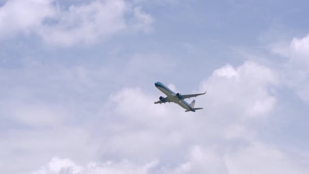 越南胡志明市 2019年6月6日 越南航空公司的空中客车A321从胡志明市坦桑Nhat国际机场起飞 — 图库视频影像