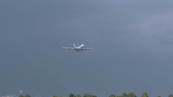 ホーチミン市 ベトナム 2019年6月18日 雲空を飛ぶチャイナエアラインの飛行機ボーイング747貨物は ベトナムのホーチミン市のタンソンニャット国際空港に着陸する準備をします — ストック動画