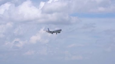 Ho Chi Minh City, Vietnam - 18 Haziran 2019: Bulutların arasından uçan China Southern Airlines uçağı Tan Son Nhat Uluslararası Havaalanı'na inmeye hazırlanıyor, Ho Chi Minh City, Vietnam