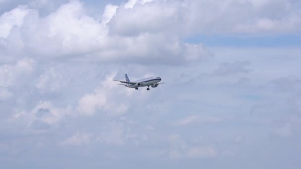 越南胡志明市 2019年6月18日 中国南方航空公司的飞机在云层中飞过天空 准备在胡志明市坦森Nhat国际机场降落 — 图库视频影像
