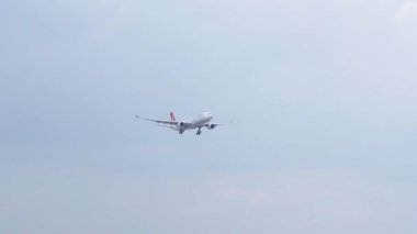 Ho Chi Minh City, Vietnam - 18 Haziran 2019: Türk Hava Yolları'na ait Airbus a330 uçağı Tan Son Nhat Uluslararası Havaalanı'na inmeye hazırlanıyor, Ho Chi Minh City, Vietnam