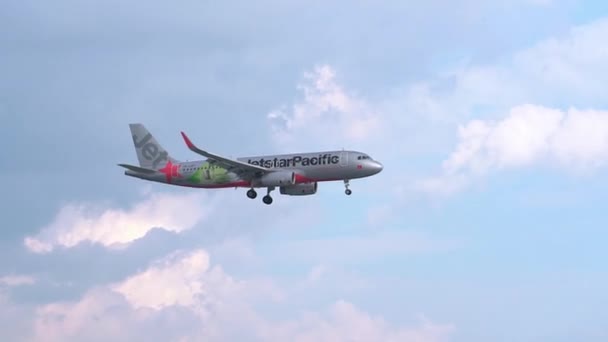 越南胡志明市 2019年6月18日 捷星太平洋航空公司的空客A320飞机准备在胡志明市坦森Nhat国际机场降落 — 图库视频影像