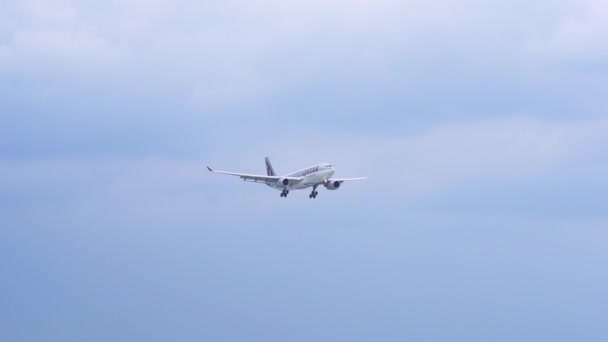 ホーチミン市 ベトナム 2019年6月18日 雲空を飛行するカタール航空のエアバスA330は ベトナムのホーチミン市のタンソンニャット国際空港に着陸する準備をします — ストック動画