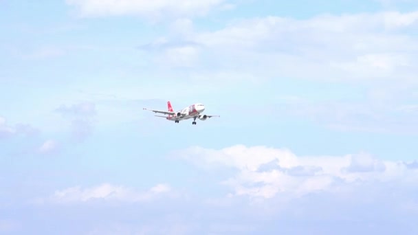 ホーチミン市 ベトナム 2019年6月18日 雲空を飛行するタイ エアアジアの飛行機エアバスA320は ベトナムのホーチミン市のタンソンニャット国際空港に着陸する準備をします — ストック動画